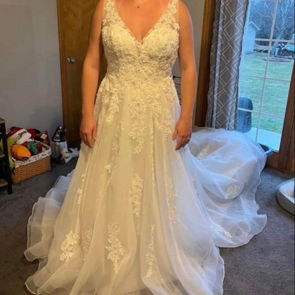 Elegant Lace Wedding Dress